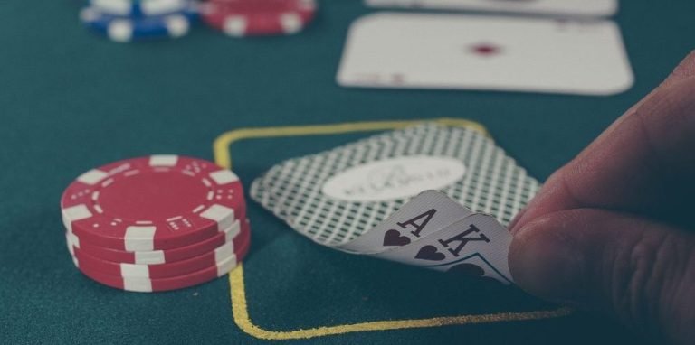 Pengguna 888mega mengakses halaman promosi dengan aman menggunakan perangkat mobile